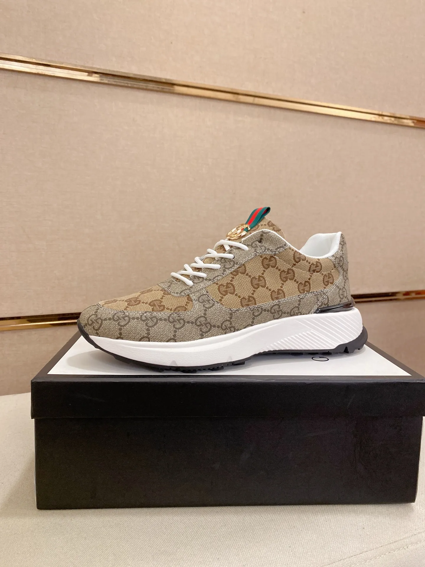 Men's shoes 💰 462💰The new GUCCI (Gucci) counters are launched simultaneously. The new men's shoes, 😘fabrics are selected from imported cowhide, and the lining is sheepskin lining. 👍🏿 High-end ☄️ air-cushion molded anti-slip rubber outsole, exquisite lines, simple and elegant, comfortable and high-end for leisure travel. Code number: 38 to 44 (45 can be customized and cannot be returned or exchanged)